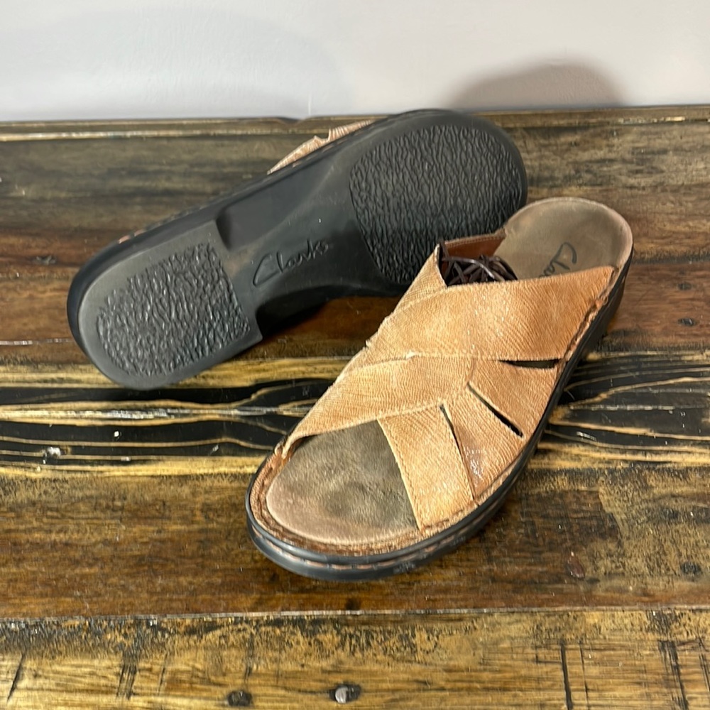 Clarks sandals size 10 leather sandals.